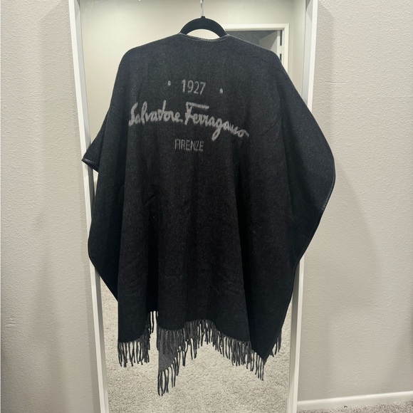 Salvatore Ferragamo Reversible Cashmere Cape - Picture 7 of 8